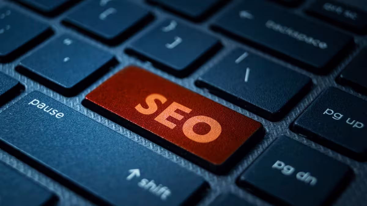 Tastă SEO care simbolizează optimizarea pentru motoarele de căutare